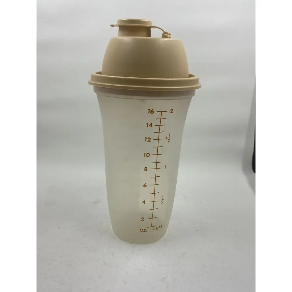 Tupperware 844-10 QUICK SHAKE 16 oz Tan Mixer w/ Blender and Lid 845-25 vintage